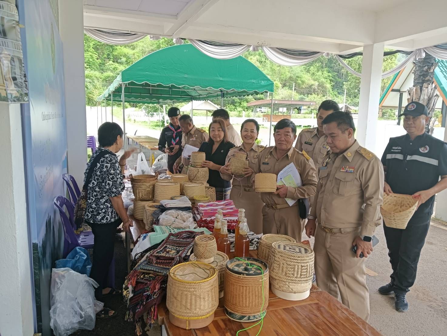 พช.เฉลิมพระเกียรติ :   ร่วมกิจกรรม "ไทยช่วยไทย" ลดค่าครองชีพของประชาชน